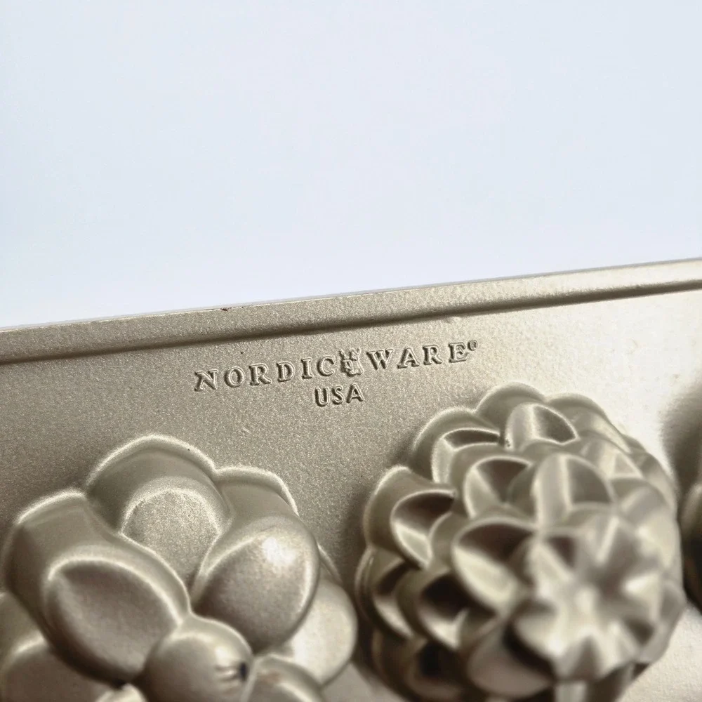 Nordic Ware Petits Fours Pan Cast Aluminum Floral Cakelet Mold 20 Cavity Gold
